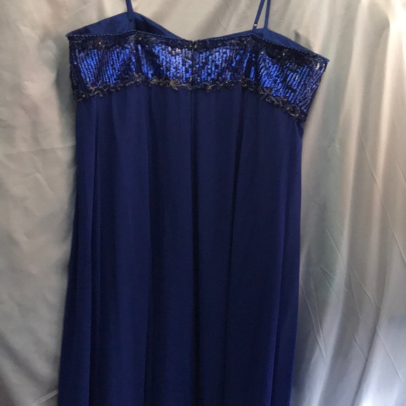 Dress - Picture 2 of 4